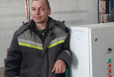 Трудовые будни монтажников на стройке в Омске